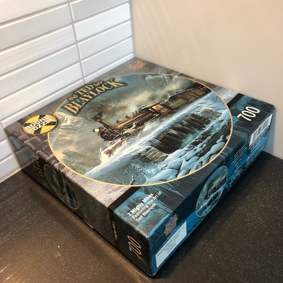 π NWOT round 700 piece Master Pieces puzzle - Picture 6 of 8